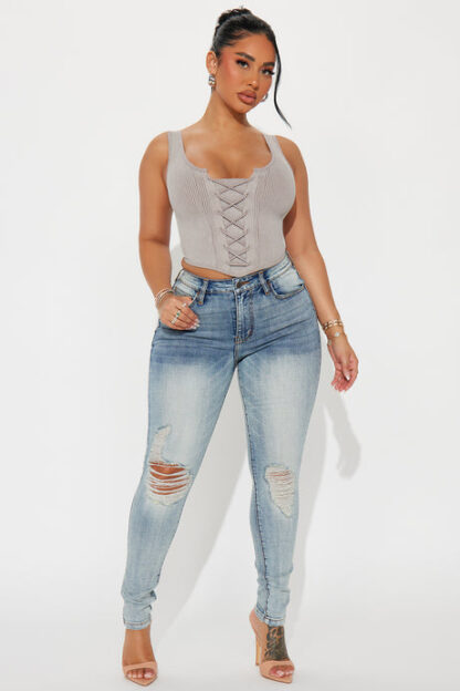 Jeans Ajustados con Desgaste y Tinte Oscuro - Image 8