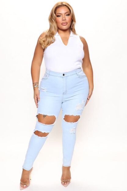 Jeans Ajustados con Detalles Rasgados y Tiro Alto - Image 4