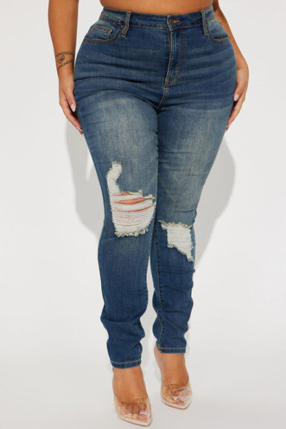 Jeans Ajustados con Detalles Desgastados y Tintura Ligera - Image 4